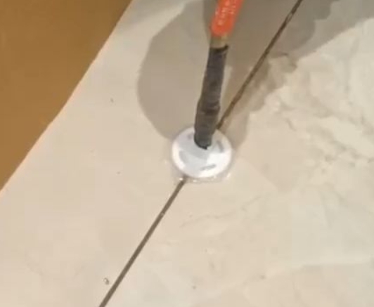 莲池瓷砖空鼓维修公司专业解答瓷砖在铺贴过程中，如果没有涂抹均匀到位的粘结材料（如水泥砂浆或瓷砖胶），可能会导致以下问题